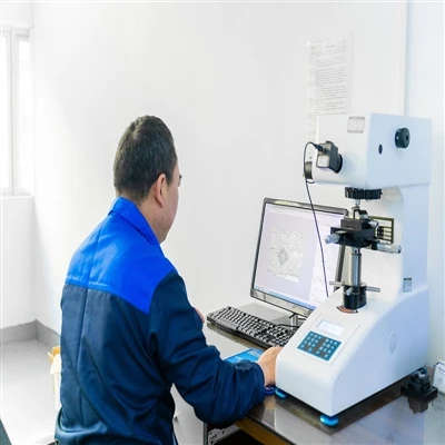 Hardware skrueproducenter kontrollerer strengt kvaliteten og forbereder sig e...